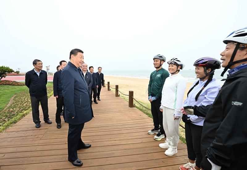 2024年5月22日，習(xí)近平總書記在山東日照市陽光海岸綠道同市民親切交流。