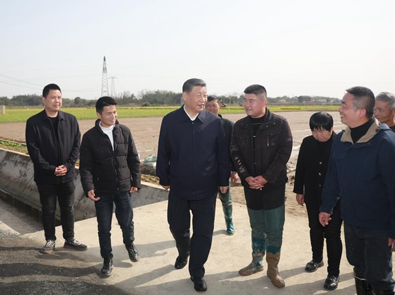 2024年3月19日，習(xí)近平總書記在湖南常德市鼎城區(qū)謝家鋪鎮(zhèn)港中坪村，同種糧大戶、農(nóng)技人員、基層干部親切交流。