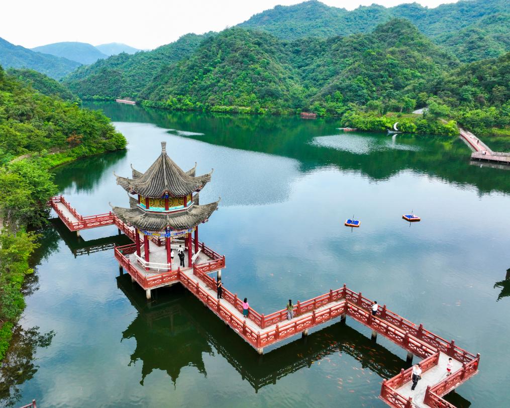 2024年8月11日，游客在湖南省雙牌縣陽(yáng)明山國(guó)家森林公園萬(wàn)和湖休閑游玩。新華社發(fā)（周秀魚春攝）