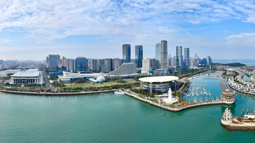 2024年1月24日拍攝的廈門國(guó)際會(huì)議中心、環(huán)島路一帶濱海城市景觀。新華社記者姜克紅攝