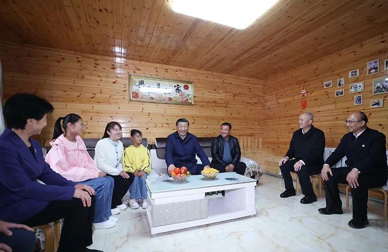 △2023年9月6日，習近平總書記在黑龍江大興安嶺地區(qū)漠河市北極村，同村民史瑞娟一家親切交談。