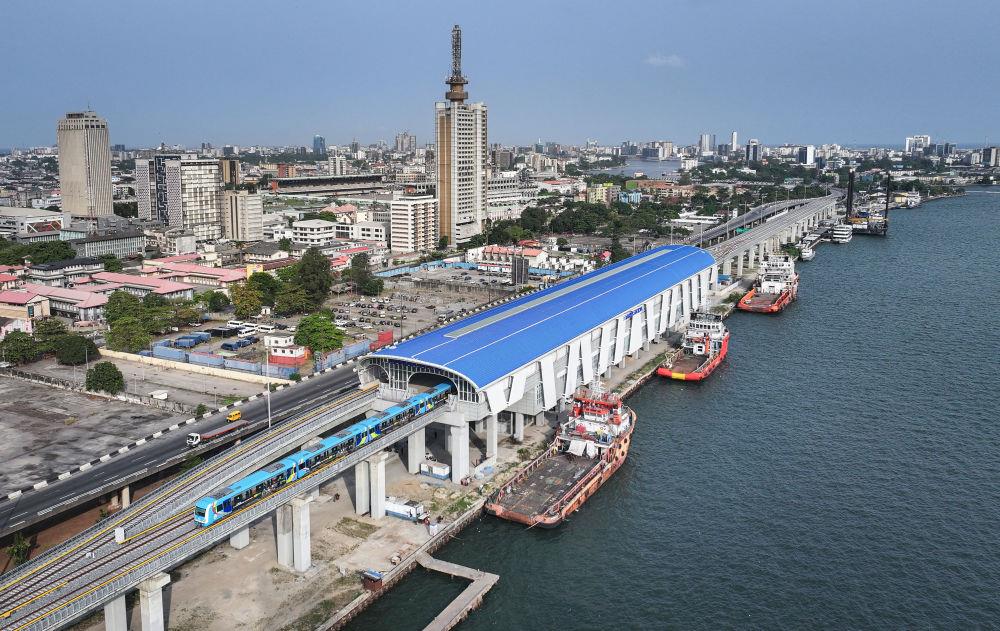 △2024年3月，在尼日利亞拉各斯，一列輕軌藍(lán)線列車駛?cè)氪a頭站。拉各斯輕軌藍(lán)線是西非地區(qū)首條由中國(guó)企業(yè)自主設(shè)計(jì)、建造、施工、運(yùn)營(yíng)的電氣化城市軌道交通項(xiàng)目。