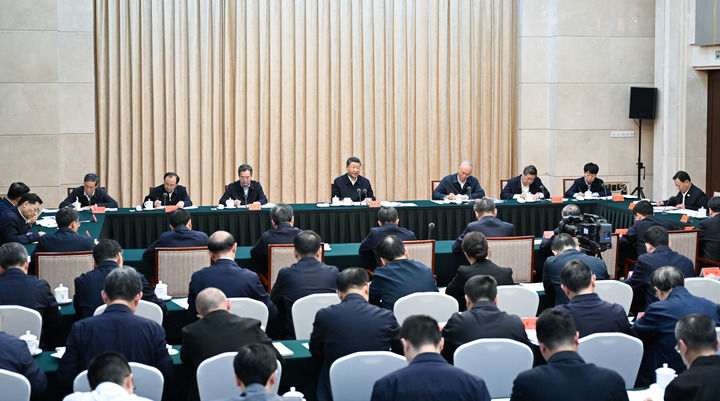 9月12日下午，中共中央總書(shū)記、國(guó)家主席、中央軍委主席習(xí)近平在甘肅省蘭州市主持召開(kāi)全面推動(dòng)黃河流域生態(tài)保護(hù)和高質(zhì)量發(fā)展座談會(huì)并發(fā)表重要講話。新華社記者 謝環(huán)馳 攝