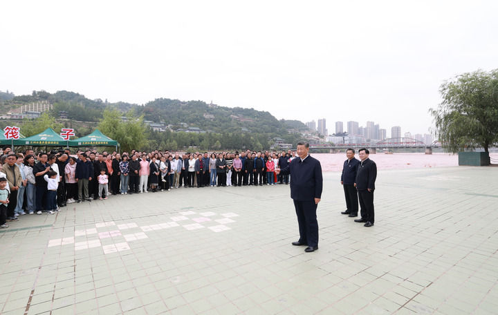 9月10日至13日，中共中央總書(shū)記、國(guó)家主席、中央軍委主席習(xí)近平在甘肅考察。這是11日下午，習(xí)近平在黃河蘭州中山橋段考察時(shí)，同在場(chǎng)的干部群眾親切交流。新華社記者 王曄 攝