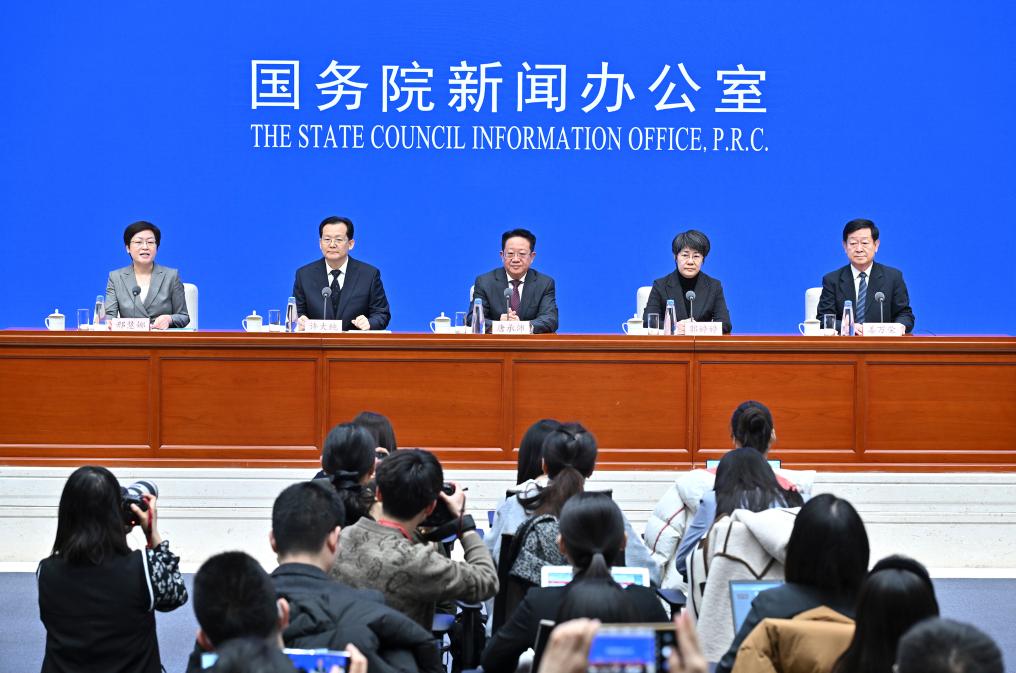2月28日，國(guó)務(wù)院新聞辦公室在北京舉行國(guó)務(wù)院政策例行吹風(fēng)會(huì)，民政部副部長(zhǎng)唐承沛、財(cái)政部副部長(zhǎng)郭婷婷、自然資源部副部長(zhǎng)許大純、住房城鄉(xiāng)建設(shè)部副部長(zhǎng)姜萬榮和國(guó)務(wù)院新聞辦公室新聞發(fā)言人介紹2024年國(guó)務(wù)院部門辦理全國(guó)人大代表建議和全國(guó)政協(xié)提案工作有關(guān)情況，并答記者問。新華社記者 李鑫 攝