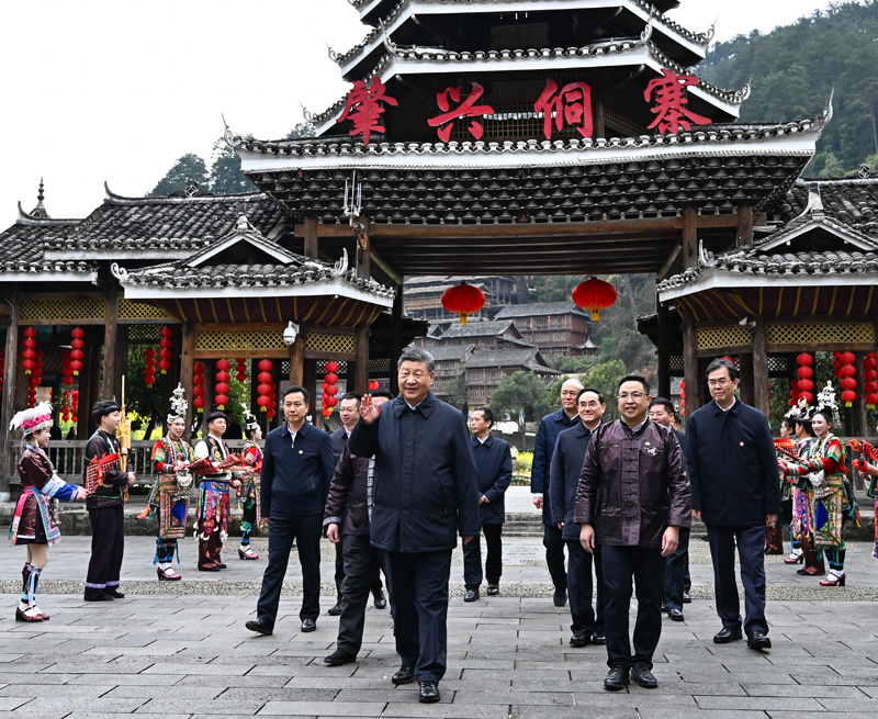 △3月17日下午，習(xí)近平總書記在貴州黔東南州黎平縣肇興侗寨考察時(shí)，在寨門口向身著民族盛裝歡迎的村民揮手致意。