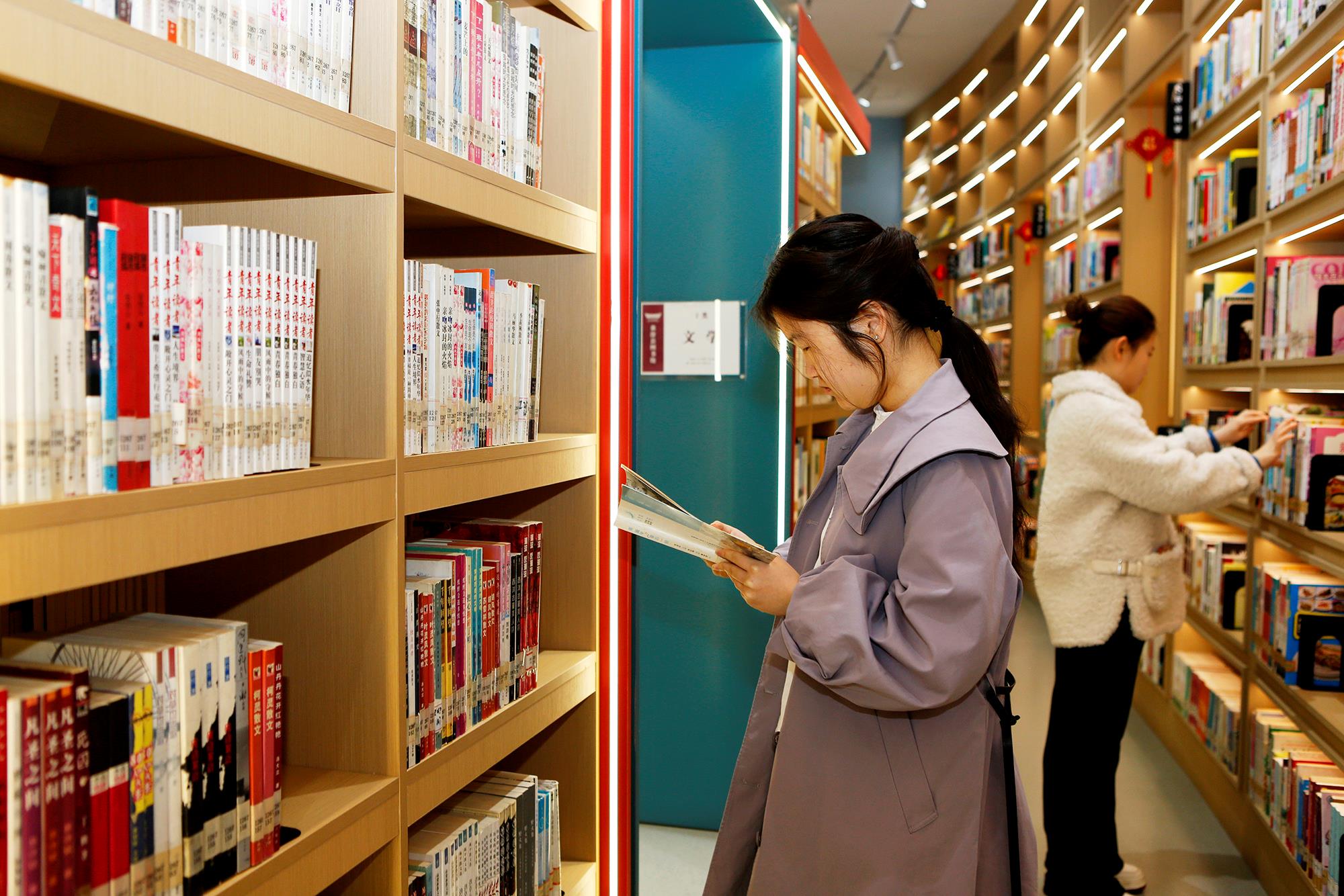 △2025年3月29日,，讀者在山西臨汾市襄汾縣圖書館閱讀,。