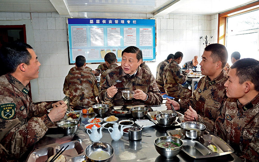 2014年1月26日,，習(xí)近平主席專(zhuān)程來(lái)到內(nèi)蒙古軍區(qū)邊防某部，親切看望慰問(wèn)戍邊官兵,。這是在連隊(duì)食堂,，習(xí)近平主席同戰(zhàn)士們一起用餐。
