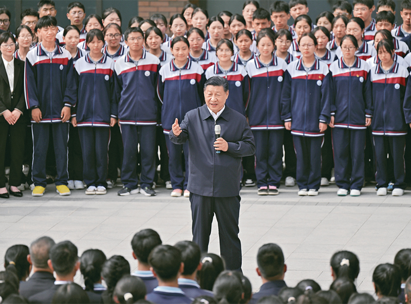 2024年6月18日至19日,，中共中央總書記、國家主席,、中央軍委主席習(xí)近平在青?？疾臁＿@是18日下午,，習(xí)近平在果洛西寧民族中學(xué)考察時(shí),，同師生們親切交流。 新華社記者 岳月偉/攝