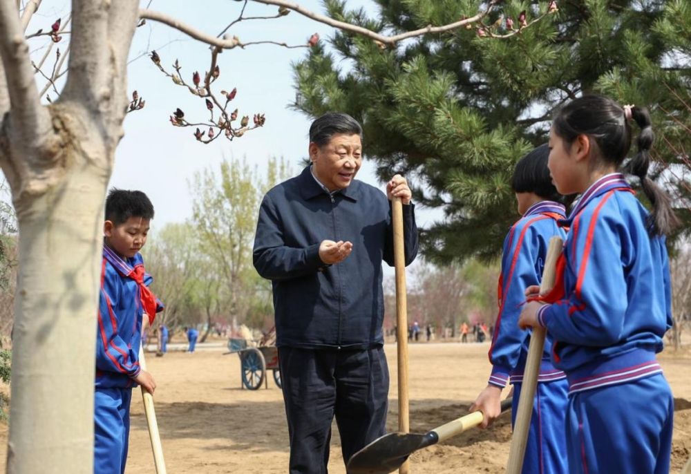 2019年4月8日，習(xí)近平總書(shū)記參加首都義務(wù)植樹(shù)活動(dòng)。這是習(xí)近平總書(shū)記同少先隊(duì)員在一起。新華社記者 鞠鵬 攝